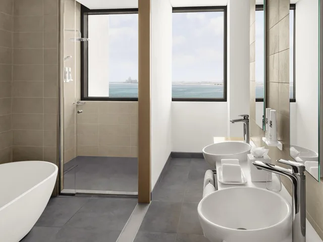 Bridge, Panoramic, Junior Suite, King Bed، Movenpick Resort Al Marjan Island 5/5