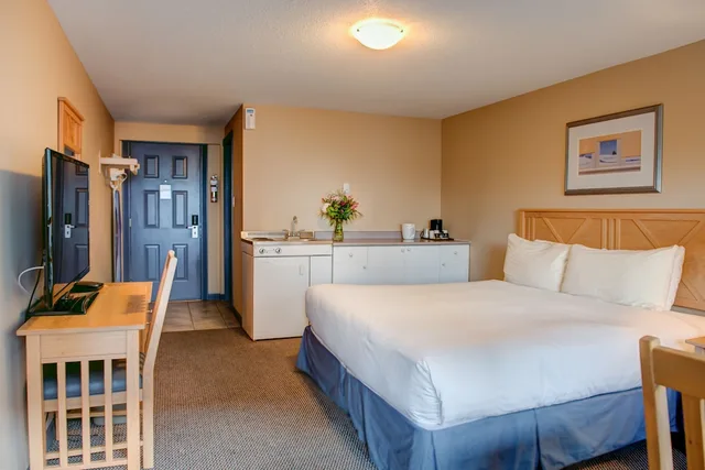 استوديو بسرير كينج بإطلالة على المسبح بمطبخ صغير، Hilltop Inn Salmon Arm 2/3