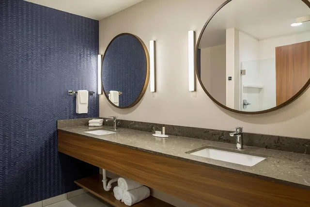 جناح كبير بسرير كينج مع أريكة، Fairfield Inn & Suites By Marriott Des Moines Downtown 4/8
