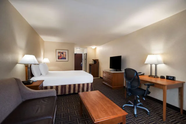 جناح بسرير كينج، Best Western Norwalk Inn 2/3