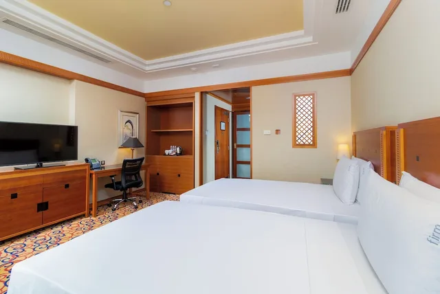 غرفة قياسية بسريرين منفصلين بإطلالة على البحر، Holiday Inn Kuwait 1/5