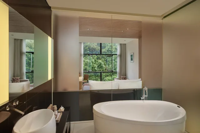 Studio, King Bed, Hill Side، Padma Hotel Bandung 3/4