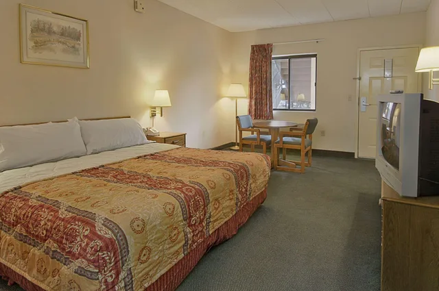 غرفة بسرير كينج، Days Inn by Wyndham Morehead 1/1