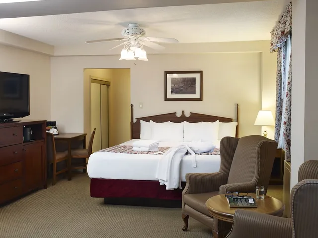 غرفة بسرير مزدوج في المبنى الرئيسي، Harrison Resort Hot Springs 2/2