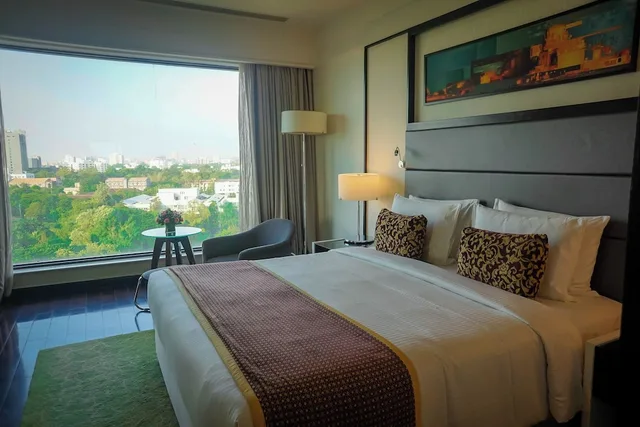 غرفة بريميوم بسرير كينج في طابق مرتفع، Crowne Plaza Pune City Centre 3/10