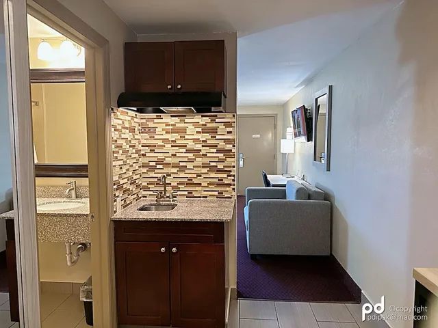 جناح ديلوكس بسريرين مزدوجين مع أريكة بمطبخ صغير، Travel Inn and Suites Flemington 7/7
