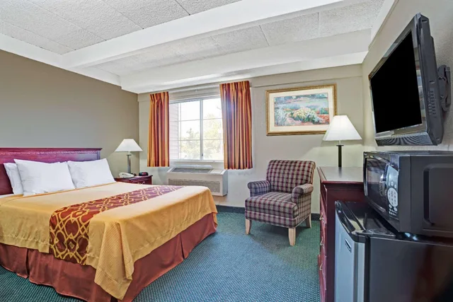 غرفة قياسية بسرير كينج، Travelodge by Wyndham Iowa City 1/6