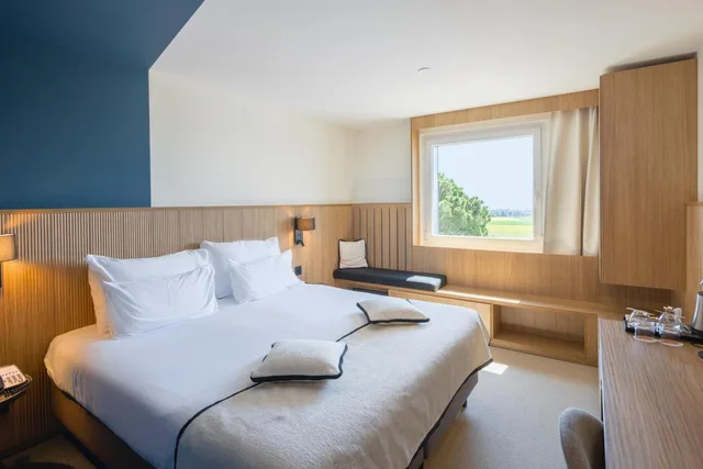Superior, King Bed, Lake Side، Everness Hotel and Resort 1/10