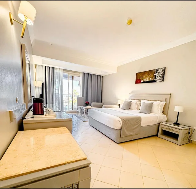 غرفة ديلوكس ثلاثية بإطلالة على البحر، Edge Rotana Sea Beach 2/4