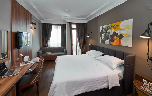 غرفة بسرير مزدوج بإطلالة على البحر، ROYAL HOTEL 1/6