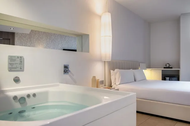 Suite, King Bed, Hot Tub, Sb Plaza Europa 10/10