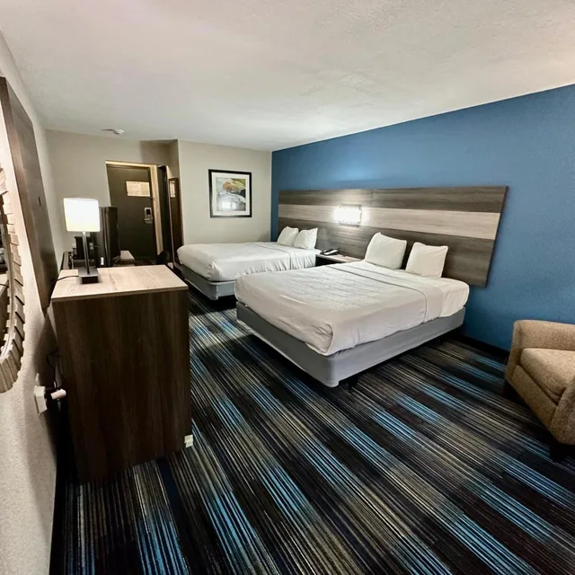 Deluxe, Queen Bed, Accessible, Baymont by Wyndham Kansas City KU Medical Center 3/5