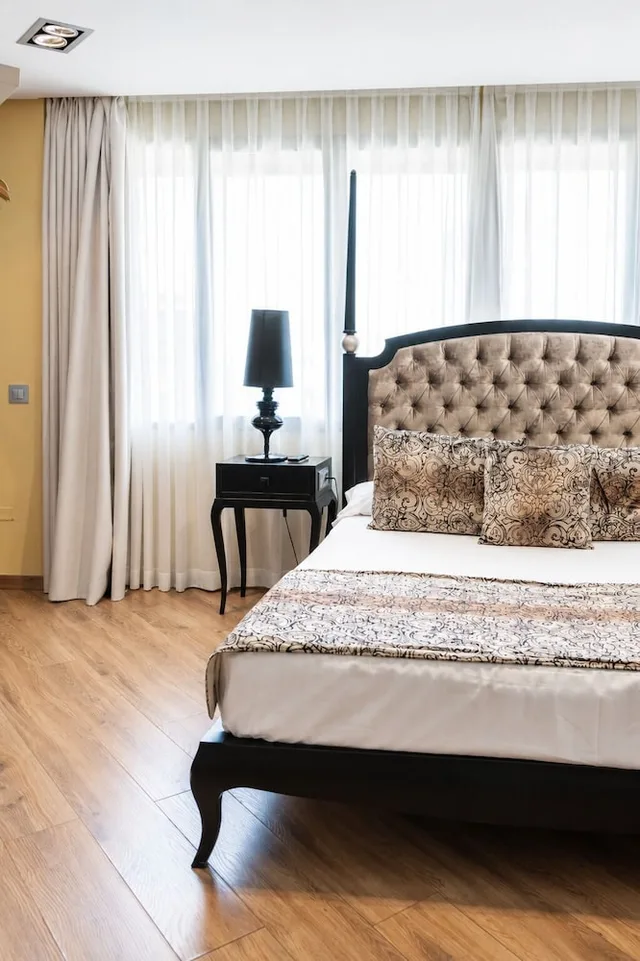 جناح بسرير كوين، Hotel Condestable Iranzo 7/10