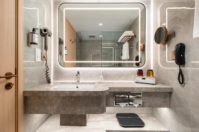 Newly Renovated Non-Smoking City View Family Room with Two Queen Bed، The Kimberley Hotel Hong Kong 6/7