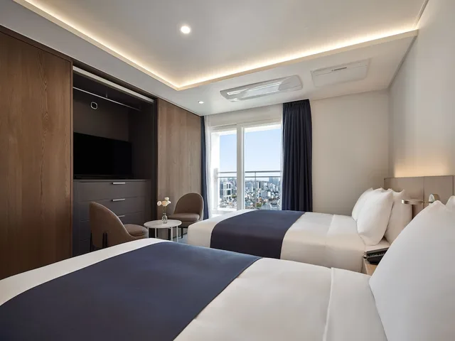 غرفة بريميير عائلية بسريرين منفصلين وسرير مزدوج وسرير فردي يُسمح فيها بالحيوانات الأليفة، Hotel The Botanik Sewoon Myeongdong 2/6