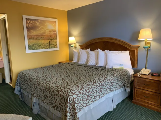 غرفة بسرير كينج، Days Inn by Wyndham Jonesboro AR 3/4