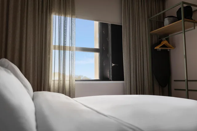 غرفة بريميوم بسرير كينج مع أريكة بمطبخ صغير، voco Zeal Exeter Science Park By IHG 1/4