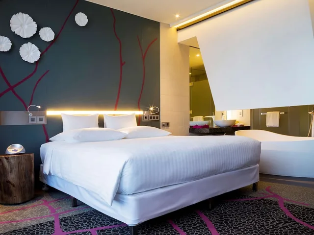 Deluxe, King Bed, Pullman Saigon Centre 6/10