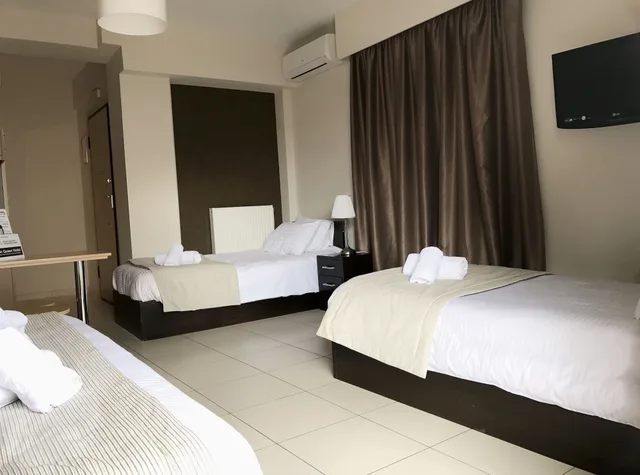 Deluxe, Triple, 1 King and 1 Single Beds, Mc Queen Hotel 3/5