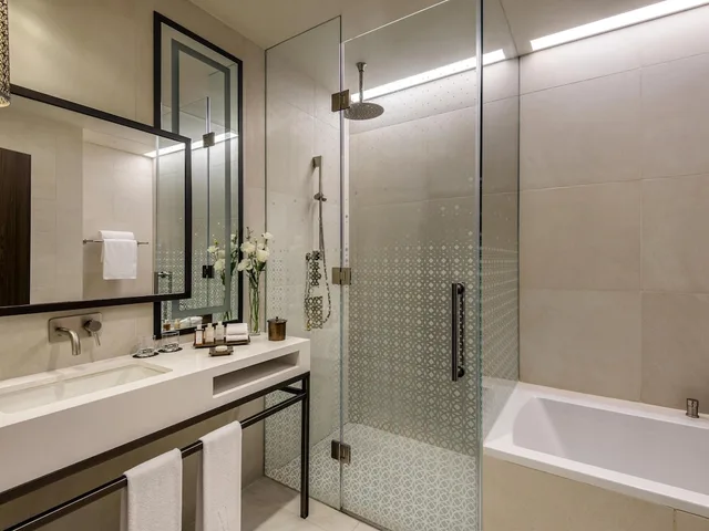 Corniche, Superior, King Bed, with View، Alwadi Hotel Doha - MGallery Collection 4/7