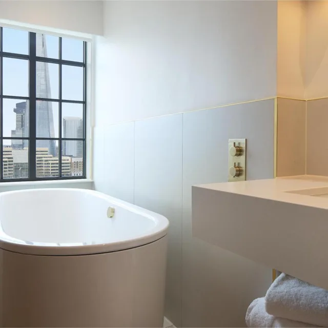 جناح سيغنتشر بسرير مزدوج، The Derby London City, Curio Collection by Hilton 3/3
