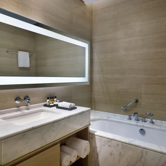 غرفة غراند ديلوكس بسرير كينج بإطلالة على المدينة، فندق ماريوت جدة طريق المدينة(Jeddah Marriott Hotel Madinah Road) 6/7