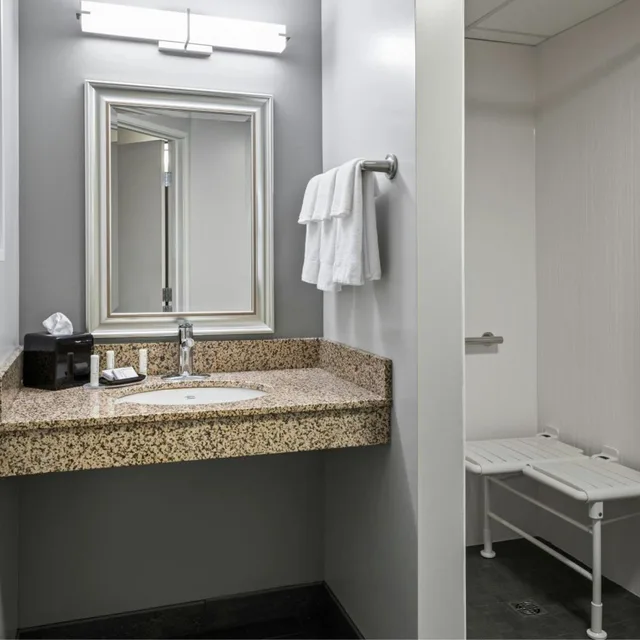 غرفة كبيرة بسرير كينج مع أريكة، Courtyard By Marriott La Crosse 5/5