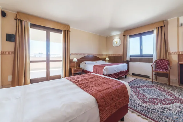 جناح جونيور بأربعة أسرّة بشرفة مع أريكة، Hotel Riviera Fiumicino 2/7