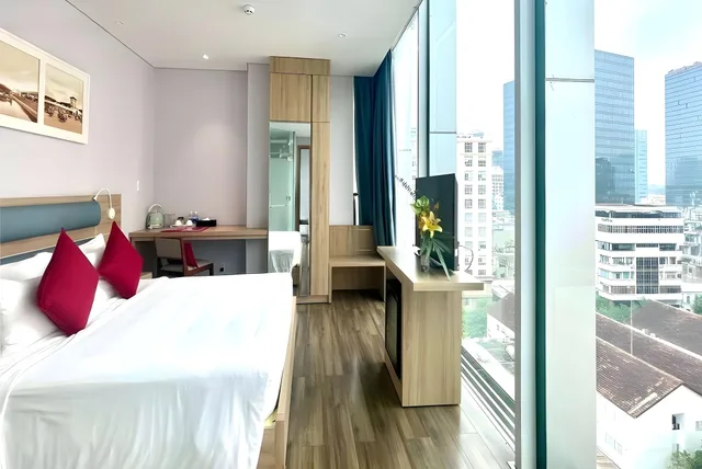 Signature, River, Queen Bed، Adora Mira Hotel (formerly Ramada Encore By Wyndham Saigon D1) 2/2
