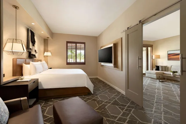 1 Bedroom, Cholla, Suite, King Bed, Balcony or Patio, Sofa، Fairmont Scottsdale Princess 1/3
