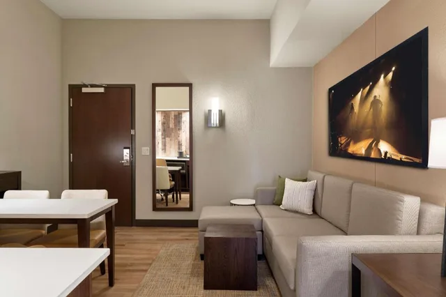 جناح بسرير كينج مع أريكة، Embassy Suites by Hilton Nashville Downtown Convention Center 4/5