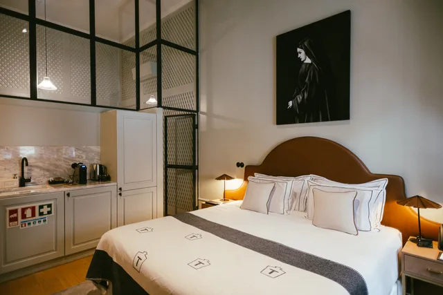 Streetside Studio، Torel Palace Porto 2/6