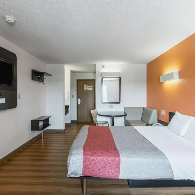 غرفة بسرير كوين لذوي الإعاقة، Motel6 Omaha, NE - Central 1/4