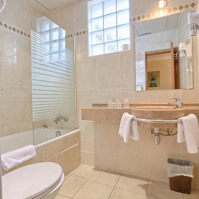غرفة ثلاثية، 121 Hotel Paris 9/10