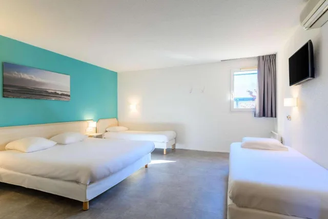 غرفة عائلية بسرير مزدوج وسريرين منفصلين، Comfort Hotel Orleans Saran 2/4