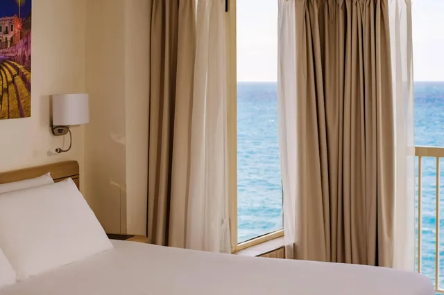 غرفة قياسية بسريرين منفصلين بإطلالة على البحر، The Diplomat Hotel 3/3