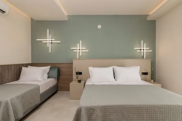 غرفة ديلوكس ثلاثية بسرير مزدوج وسرير فردي بإطلالة على المسبح، Hera Zakynthos Hotel 1/3