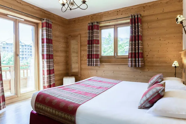 غرفة بسرير مزدوج أو سريرين منفصلين، Chalet-Hotel Le Beausoleil, The Originals Relais (Hotels-Chalets de Tradition) 5/9