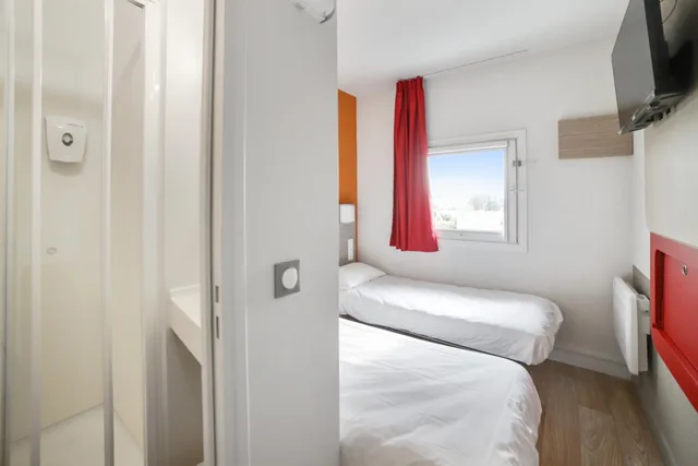 غرفة بسريرين منفصلين، Hotel Premiere Classe Lyon East - Beynost 1/10