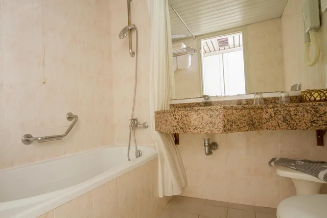 غرفة بسريرين منفصلين بإطلالة على المسبح، Belair Beach Hotel 6/6