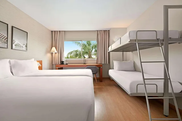 غرفة عائلية بإطلالة على المسبح، Ramada by Wyndham Valencia Almussafes 1/1