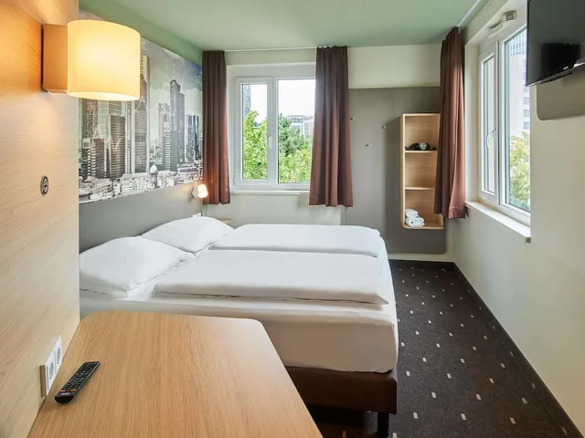 غرفة بسرير كوين، B&B Hotel Frankfurt-West 3/7