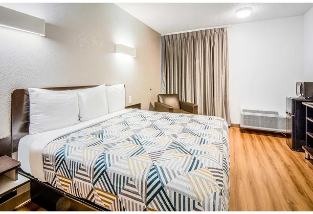 غرفة بسرير كوين لغير المدخنين، Motel6 Addison, TX - Dallas 1/4