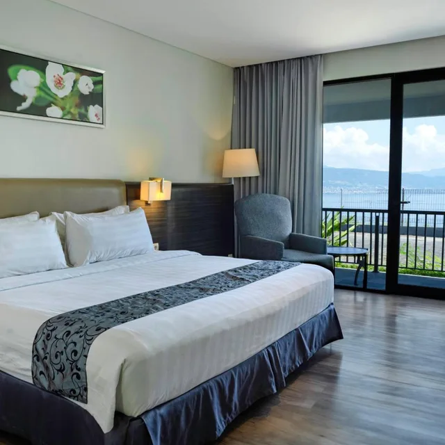 غرفة بريميير بسرير مزدوج بشرفة، Estrella Hotel & Conference (ex Aston Luwuk) 2/4