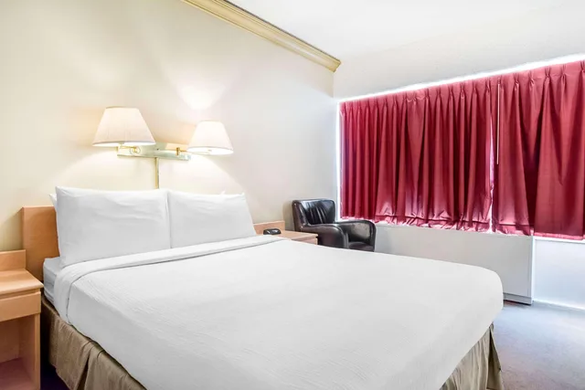 غرفة بسرير كوين، Travelodge by Wyndham Trois-Rivieres 3/4