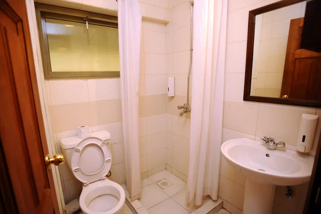 غرفة قياسية رباعية بأربعة أسرّة، The Kenya Comfort Hotel Suites 7/8