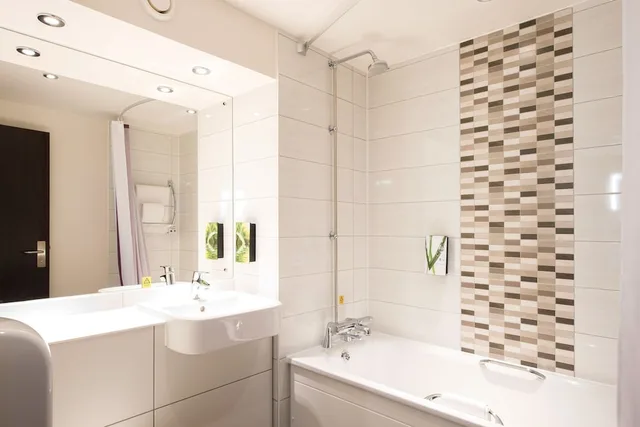 غرفة عائلية رباعية بسرير مزدوج وسريرين منفصلين، Premier Inn London Kingston Upon Thames 4/4