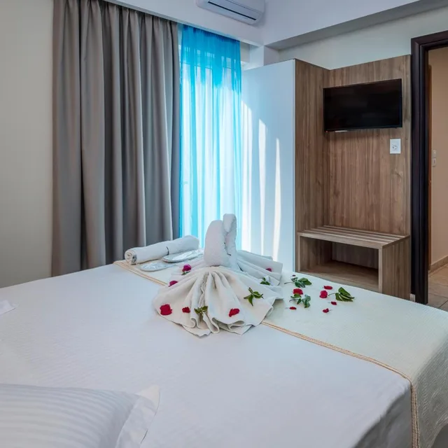 غرفة ثلاثية، Olympia Hotel 4/10