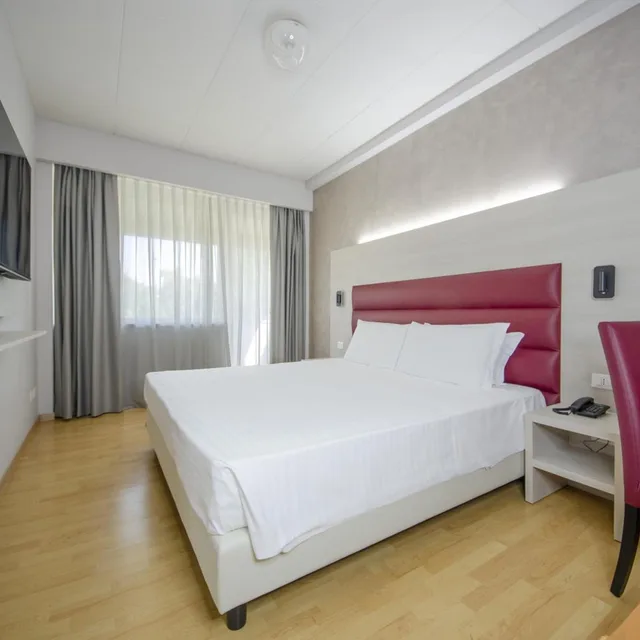 غرفة بسرير كينج بشرفة، PALACE DEL CONERO HOTEL 1/10