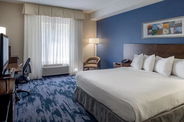غرفة بسرير كينج لذوي الإعاقة، Fairfield Inn and Suites by Marriott Dayton Troy 2/3